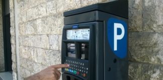 Niente multa se il parchimetro non ha il bancomat: la decisione del giudice di pace