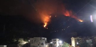 Incendio a Maiori, a fuoco la frazione di Madonna delle Grazie.