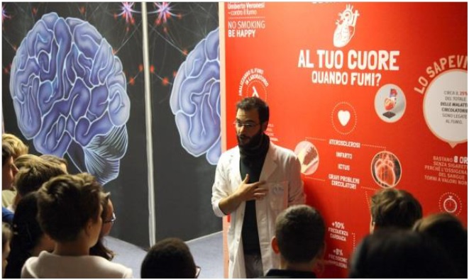 Divulgatore della Fondazione Umberto Veronesi a colloquio con giovani studenti