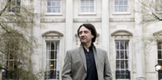 Jean Efflam Bavouzet dirige l’Orchestra Cherubini su musiche di Cimarosa e Mozart domenica 14 a Villa Rufolo per il Ravello Festival.