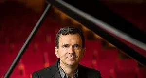 James Giles in concerto alla Chiesa di San Domenico a Maiori giovedì 11 per l’Amalfi Coast Music & Arts Festival.