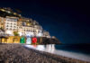 Amalfi. Il Comune illumina col tricolore le arcate della Marina Grande.   La speranza da uno dei paesaggi simbolo d’Italia nel Mondo