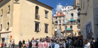 In 300 in Piazza Duomo ad Amalfi, la manifestazione degli stagionali: grazie ai sindaci ma alle parole seguano i fatti.