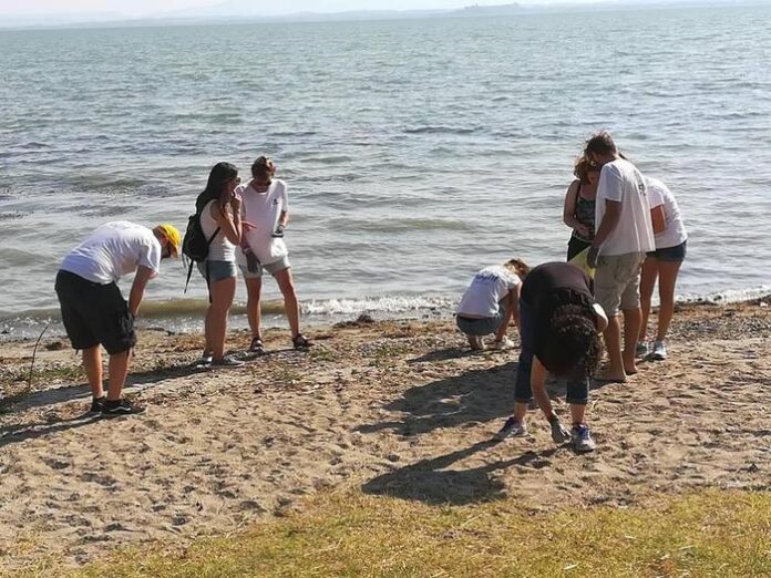 Sui laghi italiani 2,5 rifiuti ogni metro di spiaggia
