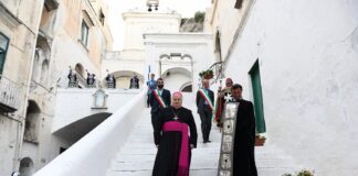 Amalfi incorona un eroe della normalità il Capitano Arma nominato Magister di Civiltà Amalfitana.  «Dedico questo riconoscimento a tutte le donne e gli uomini di mare».