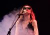 Lei – Concerto per ragazza e piano elettrico, Mimosa Campironi venerdì 3 a Cetara per l’ultimo appuntamento con Teatri in Blu.