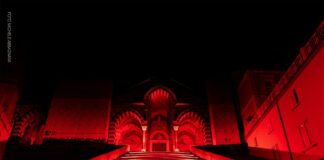No alla violenza sulle donne, il Duomo di Amalfi si colora di rosso.