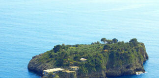 Venduto l’isolotto di Isca, l’eremo di Eduardo tra i due golfi, la protesta dei comitati.