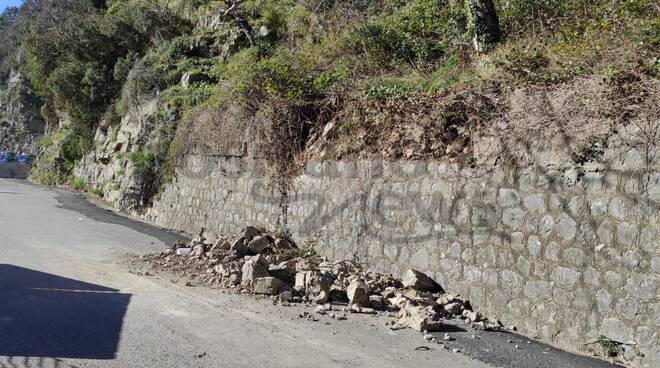 frana-a-furore-dopo-oltre-una-settimana-ancora-massi-sulla-s-p-ex-ss366-agerolina-3346001.660x368
