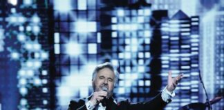 Al Porto di Maiori è il momento di Fiorella Mannoia e Christian De Sica.