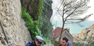 Atrani, caduta massi da costone monte Civita, chiusa strada per Ravello