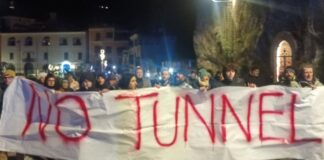 In 400 in strada per dire no alla Galleria tra Maiori e Minori, successo per il flash mob